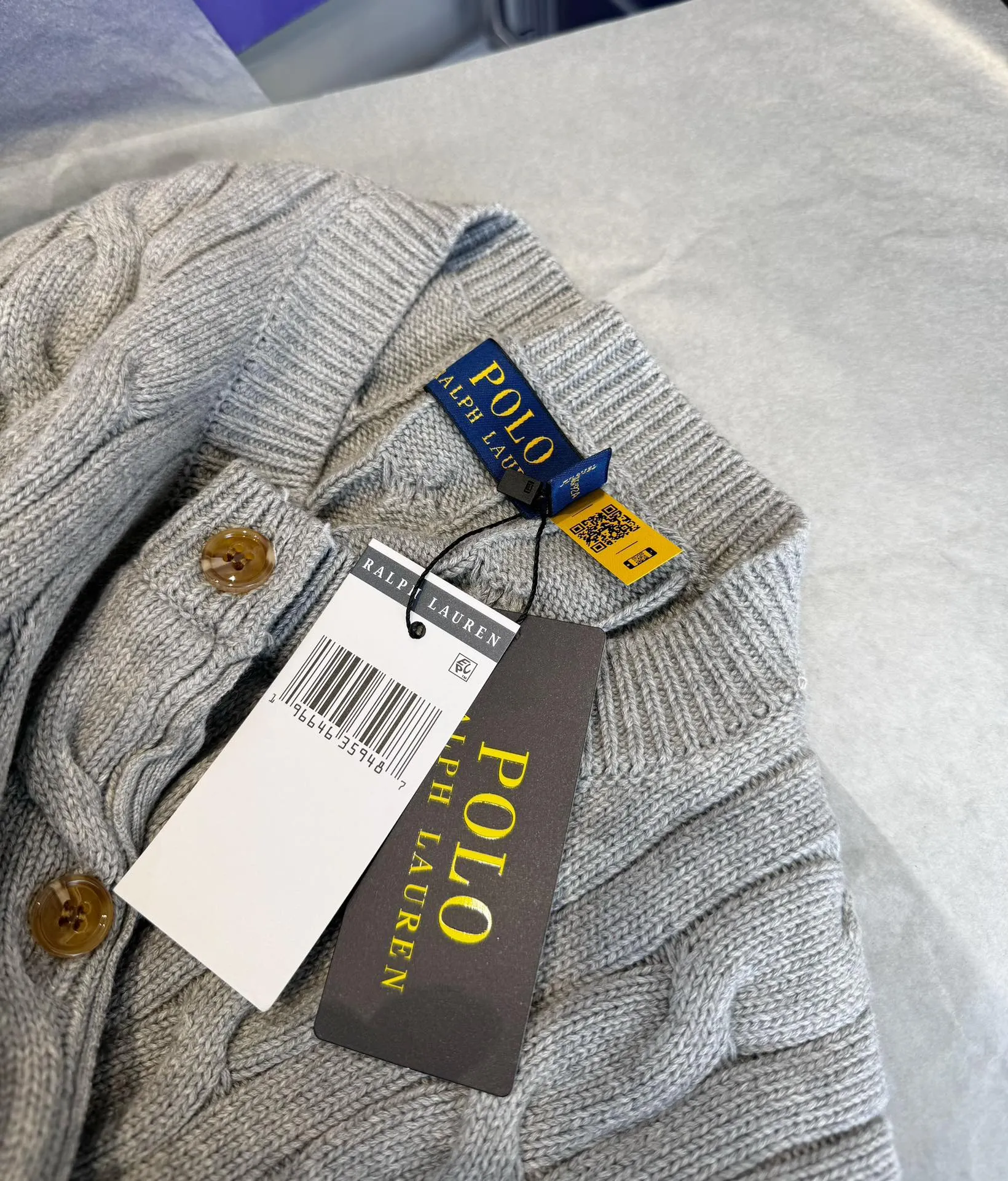 🅿️240 Style number: L05 (grey) Ralph Lauren RL classic war horse logo embroidery on the chest cable pattern twist button round neck long sleeves buttoned knitted sweater cardigan jacket Color: SIZE: XS S M L Size reference # Length Bust Shoulder width 64 52 45 I will always love sweet girls. The soft and glutinous🧶🫶 style is a very classic cable sweater. It has an American retro college style. It feels very comfortable. It is a must-have item for spring, autumn and winter wardrobes. It also looks good when layered as an inner layer in cold weather. High-density LOGO embroidery on the chest, and original customization of tag accessories. Made of pure cotton yarn 🧶 blended with wool, pure cotton is skin-friendly and comfortable, small label war horse embroidered twist turtleneck sweater 🐎 high quality. Follow the blogger to learn how to wear it! Let’s get a Ralph Lauren cable sweater. It’s a super hard-to-find series after it became popular. It’s hard to find one on the official website. It’s simple and practical to wear, with a lazy and loose feel. The thickened fabric has a more texture, soft and delicate feel, and a loose fit. Whether worn alone or layered, you can wear different styles of fashion with just one piece. ⚠️Contains wool products🦙 Pay attention to the washing method to avoid shrinkage
